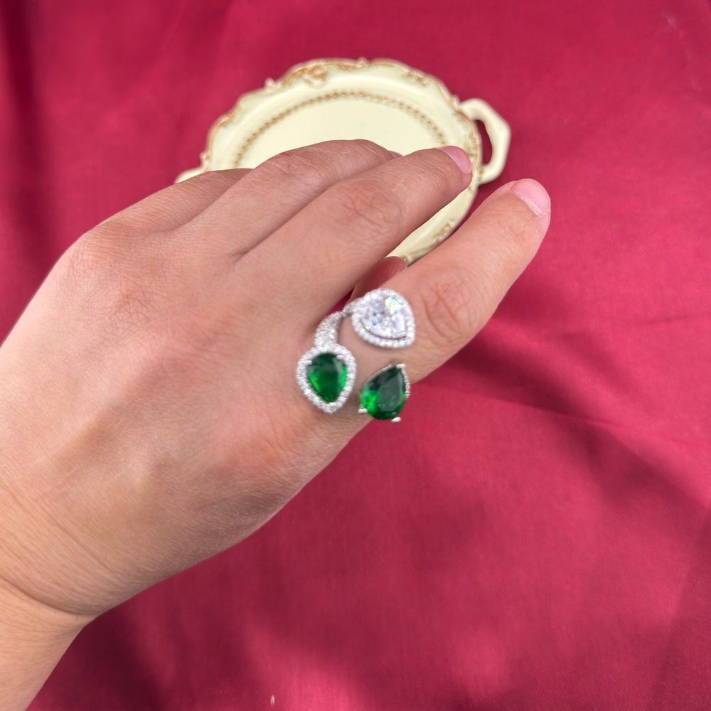 Sterling Silver Elegant Triple Stone Statement Ring - GreenWhite Teardrop Design - Picture 4 of 5